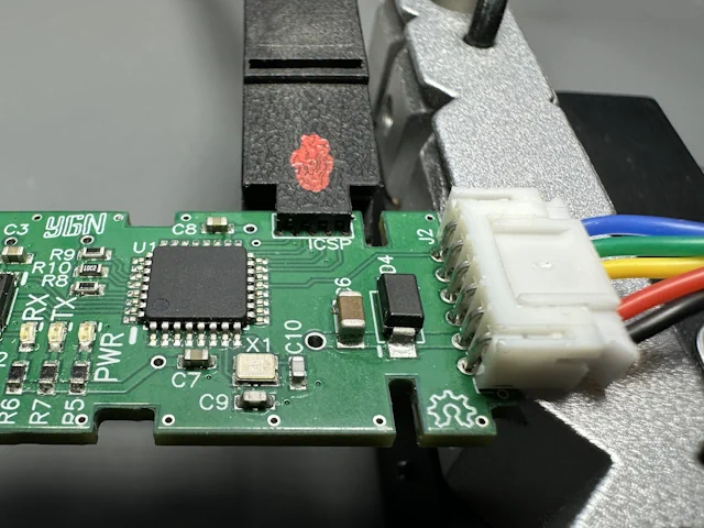 SOIC8 clip correctly seated on the SOICBite footprint