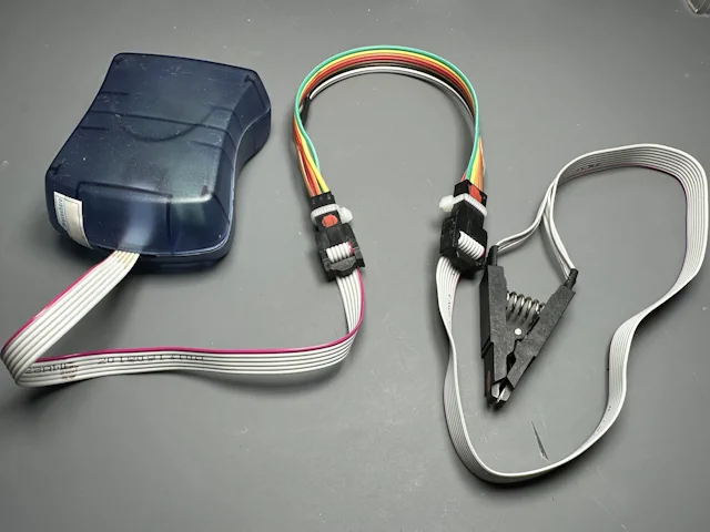 Eight-wire clip bundle with two insulated ends and six wires connected to the AVRISP MK2